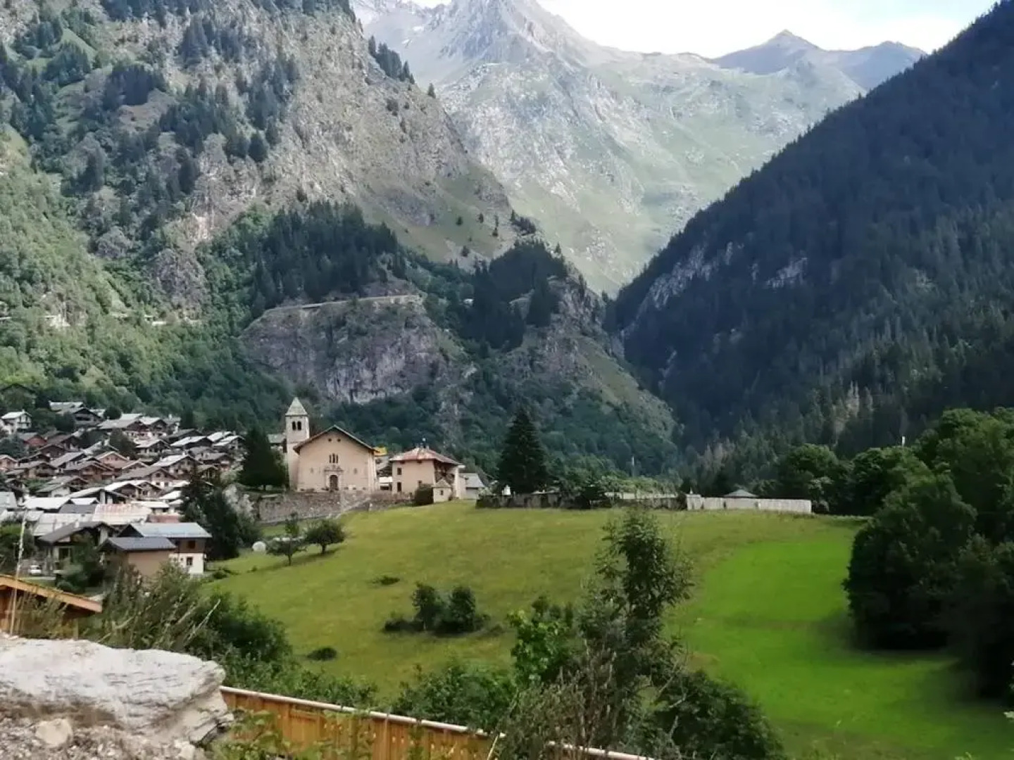 New 3 beds, terrace, superb views, pool & sauna