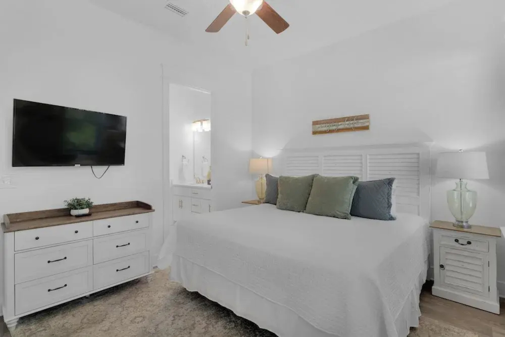 6-seater Golf Cart, Sleeps 16, Close to the Beach!