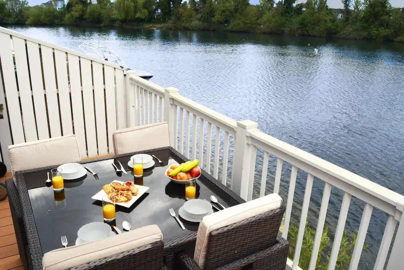 Pet-friendly lakeside house on Spring Lake in the Cotswold Water Park