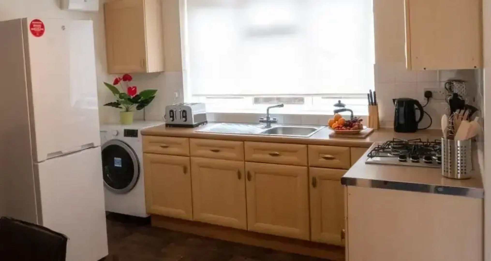 5 Bedroom Guesthouse in Quiet Cul-de-sac location.