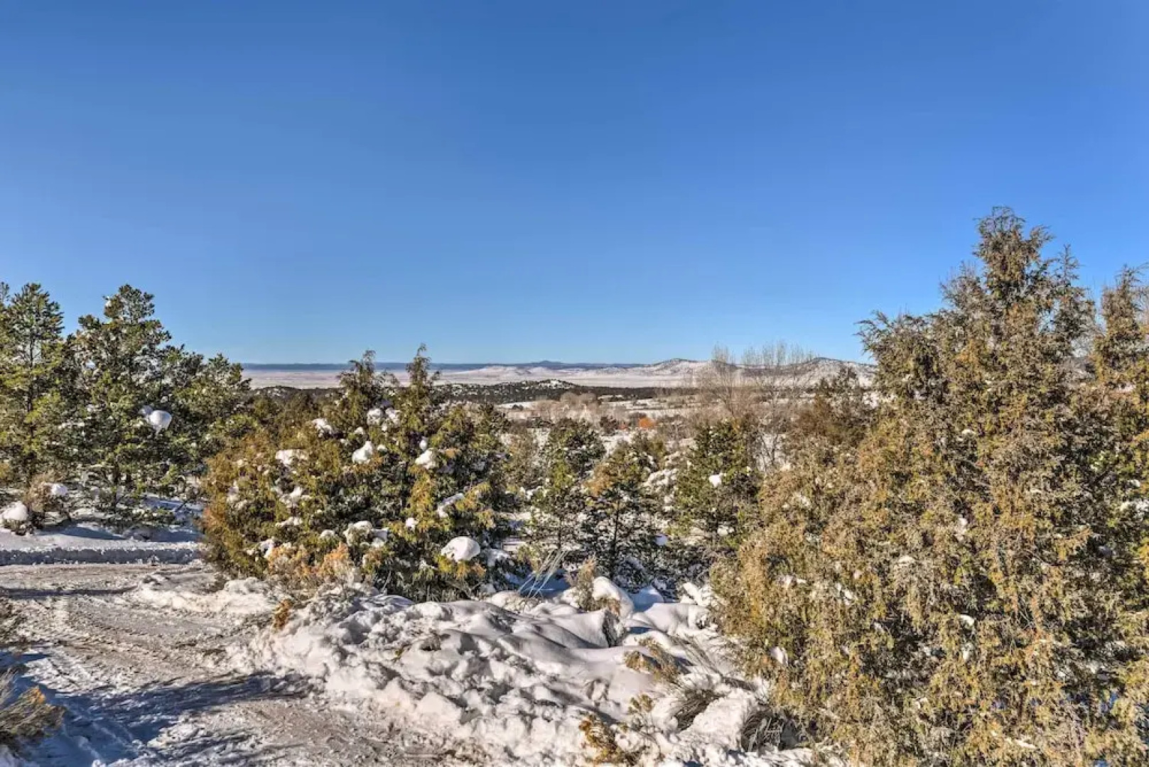 Cozy Ski Cabin w/ Deck Near Taos Ski Valley!