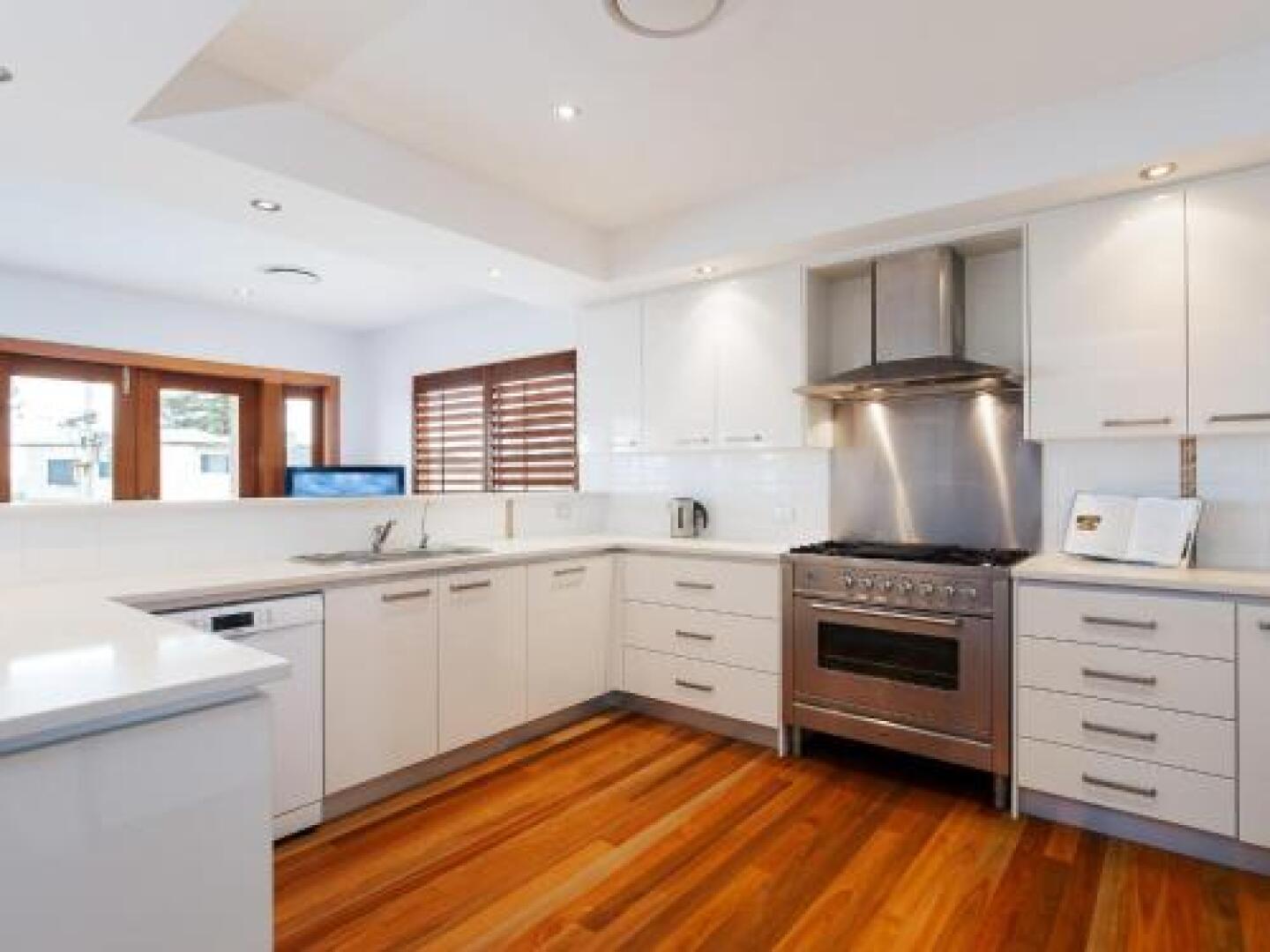 Beauty And The Beach', 88 Foreshore Drive - Large Home With Wifi And Water Views