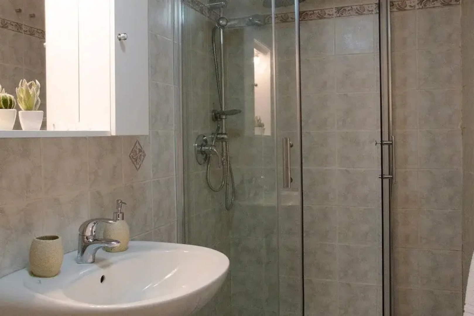 ALTIDO Cozy Lake View