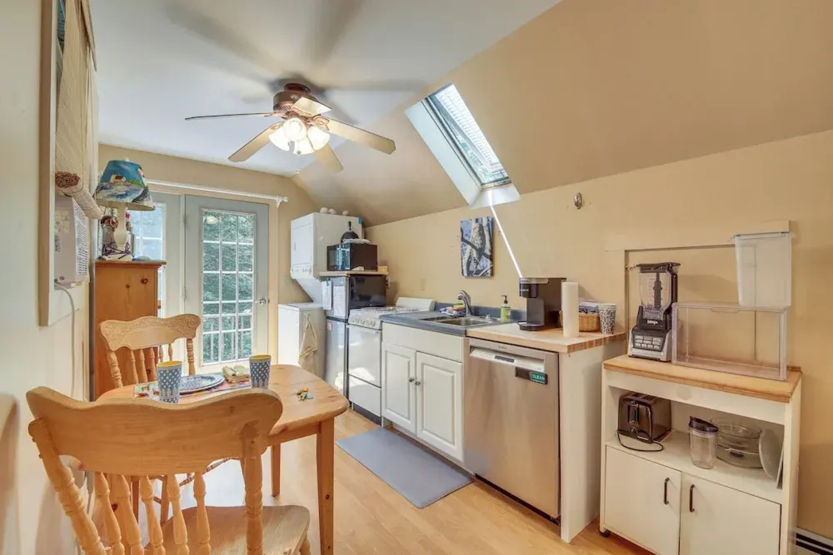 Cozy Boothbay Studio w/ Patio ~ 5 Mi to Harbor!