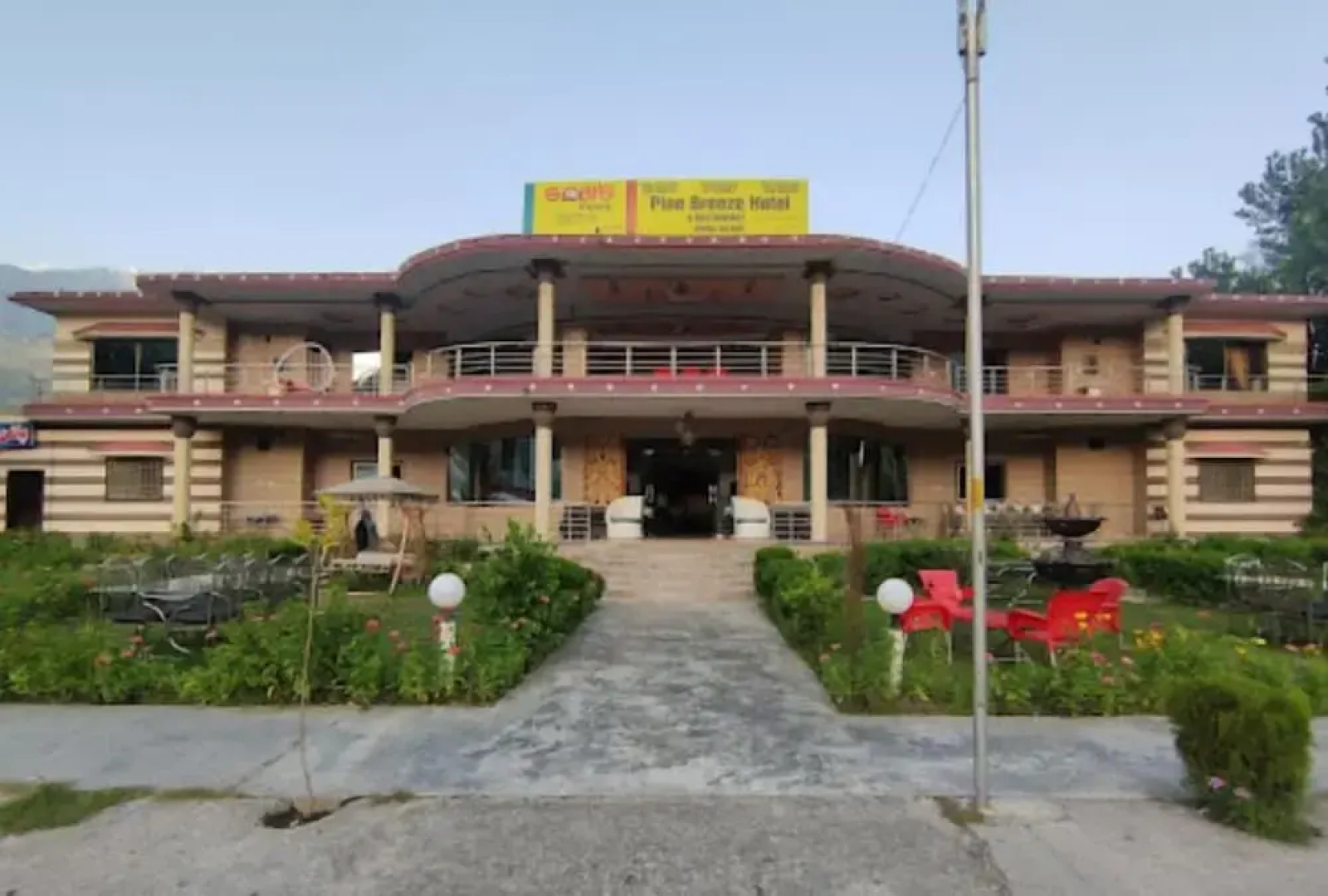 Hotel Pine Breeze And Restaurant