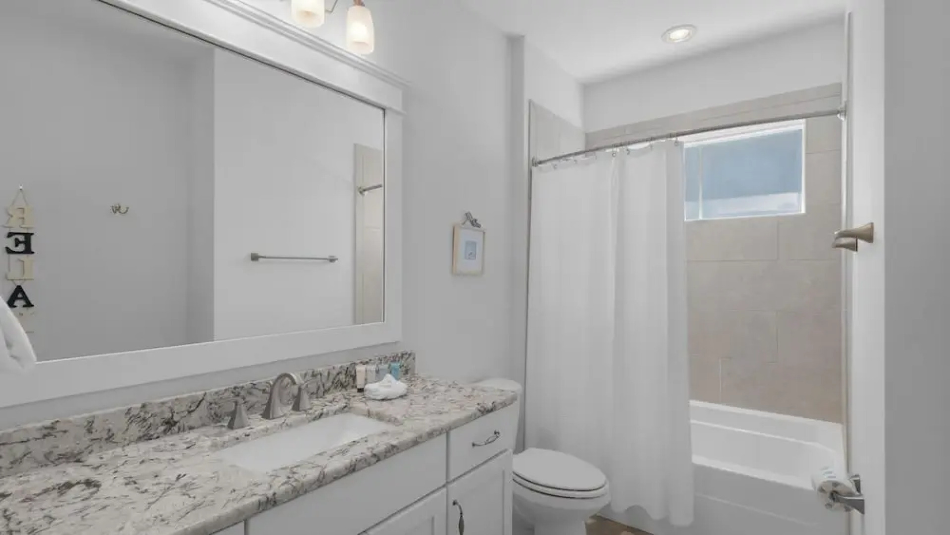 Modern Prominence Home ~ Game Room, 4 Bikes, Sleeps 13, Pet Friendly!