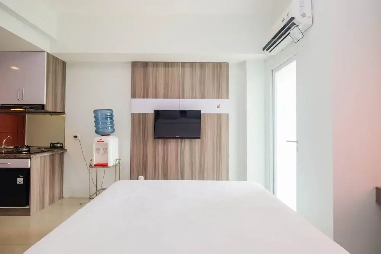 Minimalist Tamansari Mahogany Studio Apartment with City View