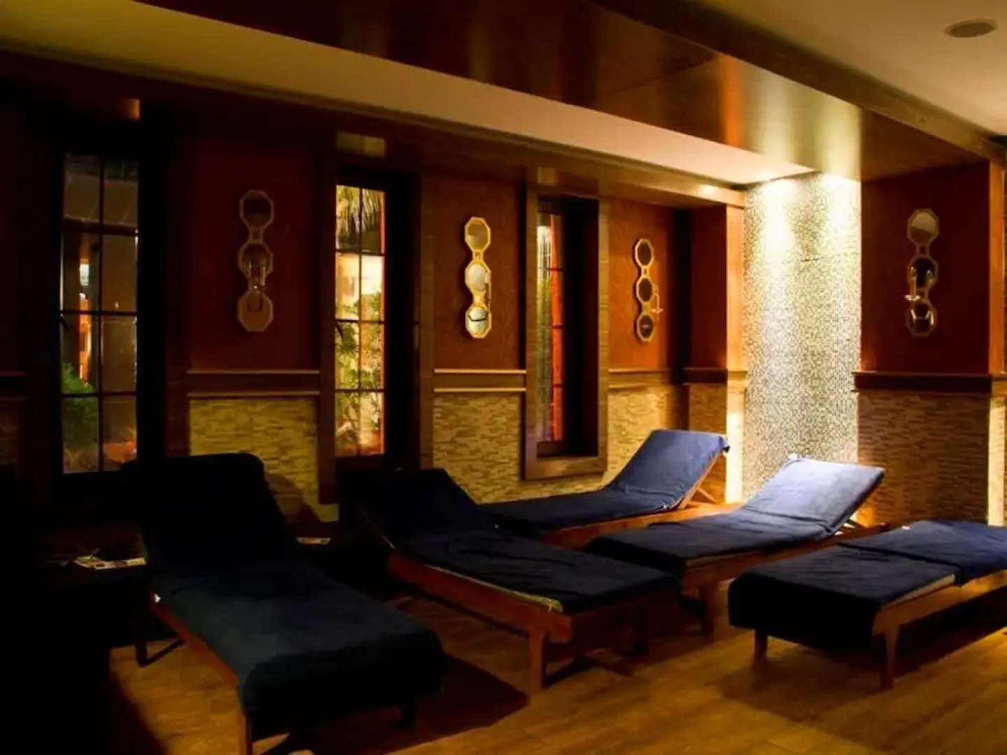 Adella Side Hotel