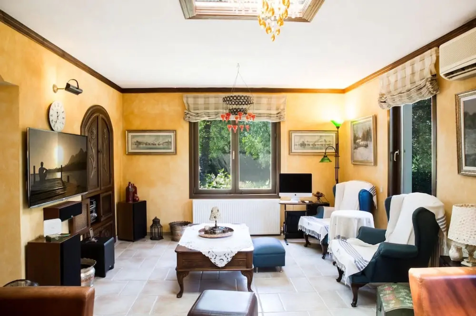 Important Group Villa Costa