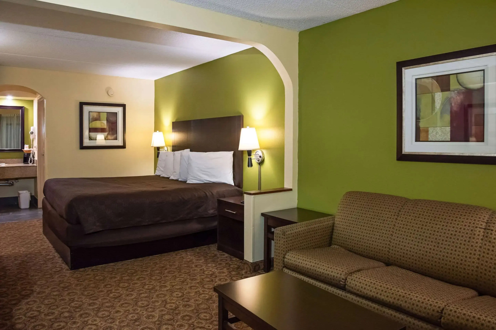 Rodeway Inn & Suites Clarksville near Governors Square Mall