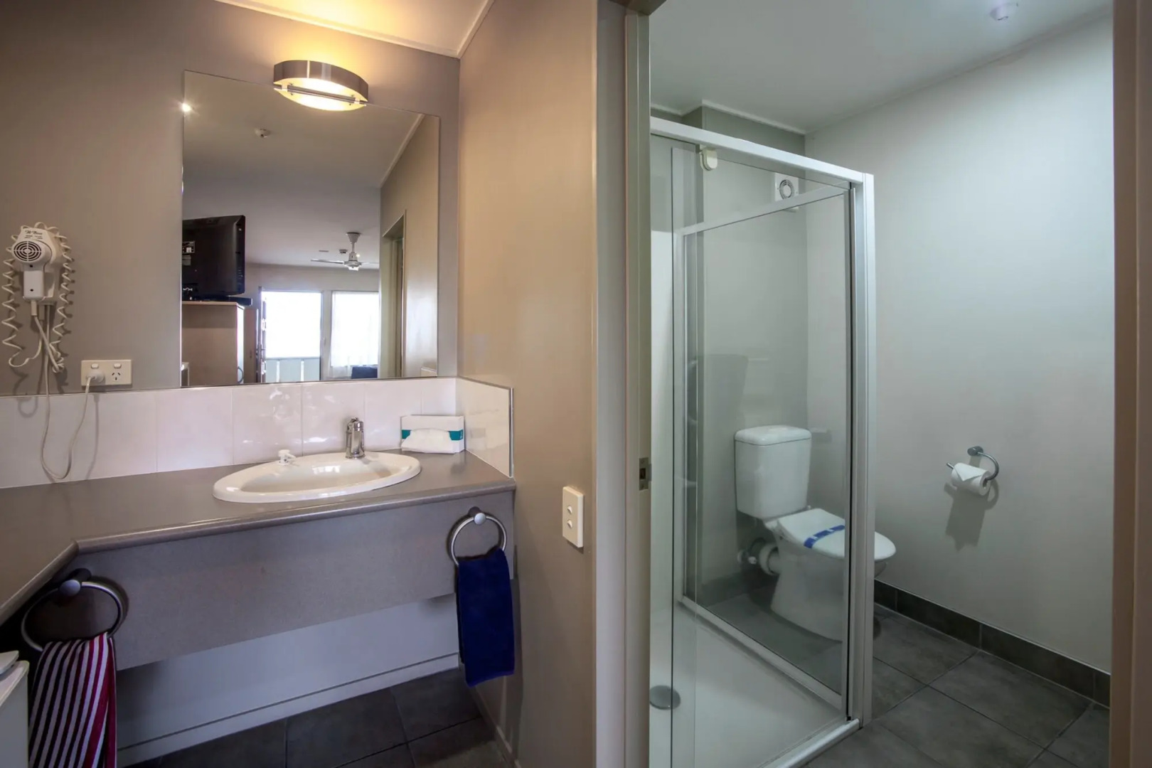 Landmark Manor Motel