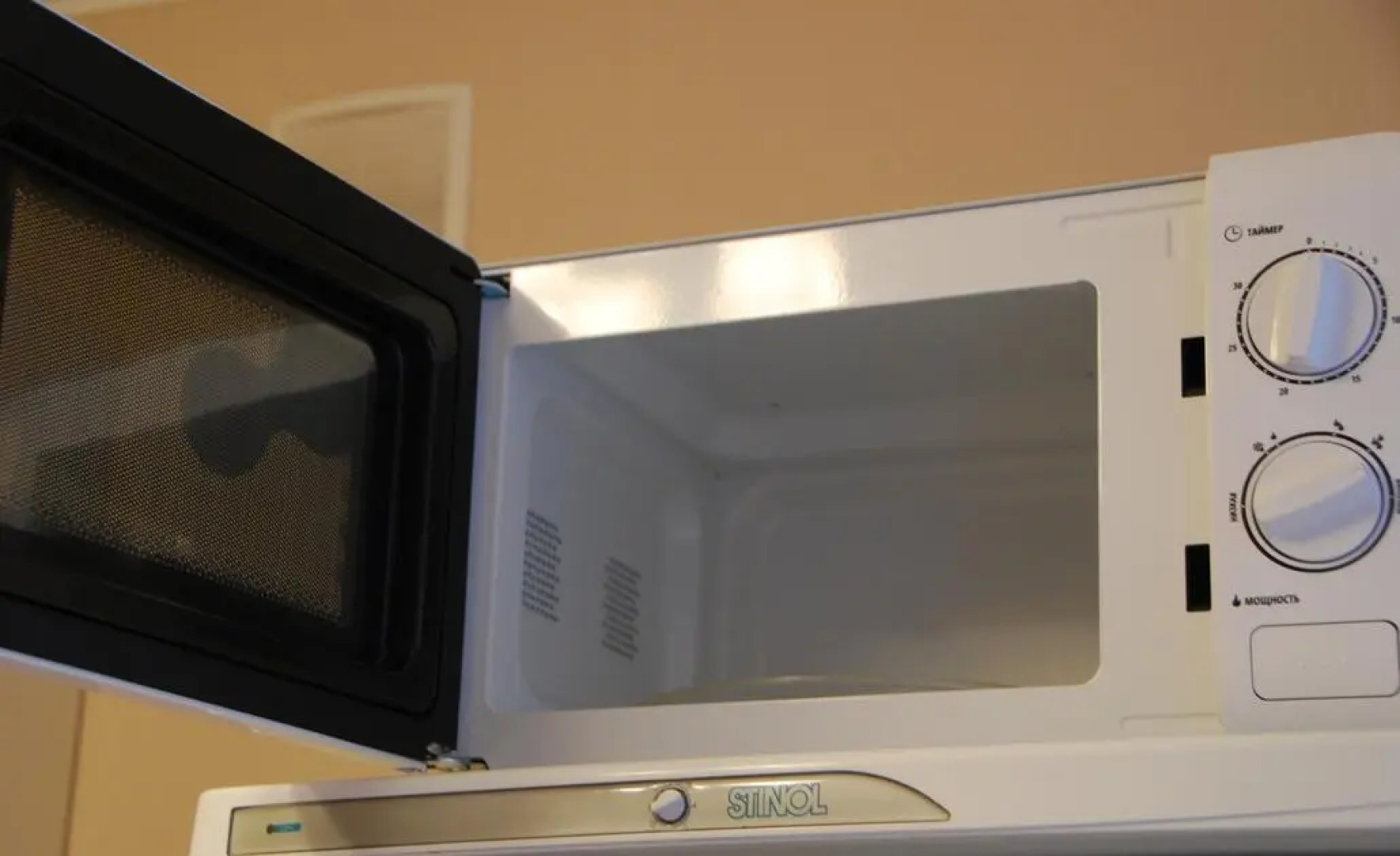 Диван и Чемодан на ул. Дуси Ковальчук, 260