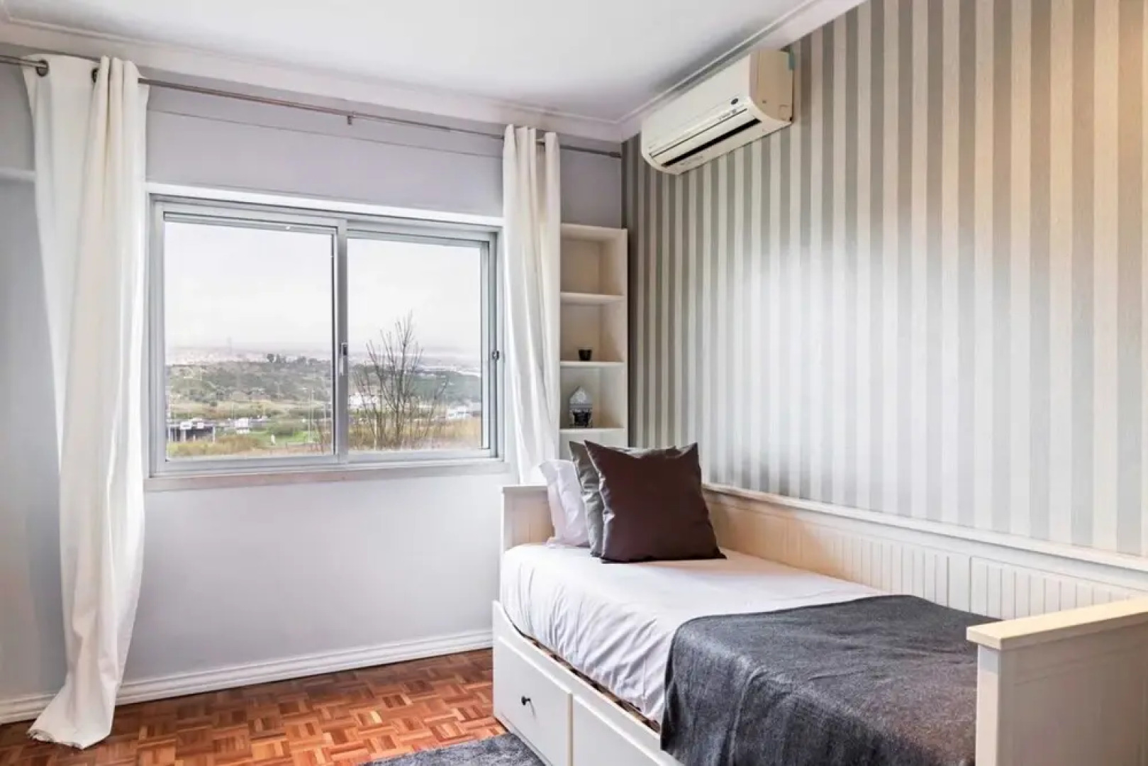 Large Contemporary 3 Bedroom Apartment