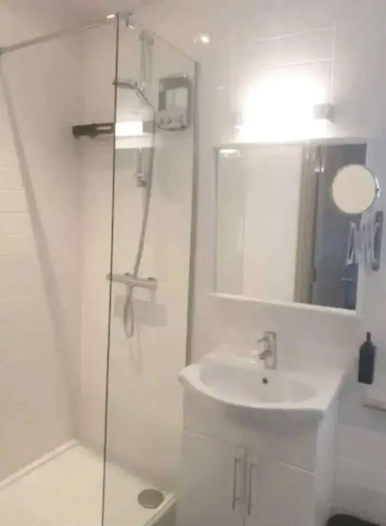 Buck - En-suite Room in Canalside Guesthouse