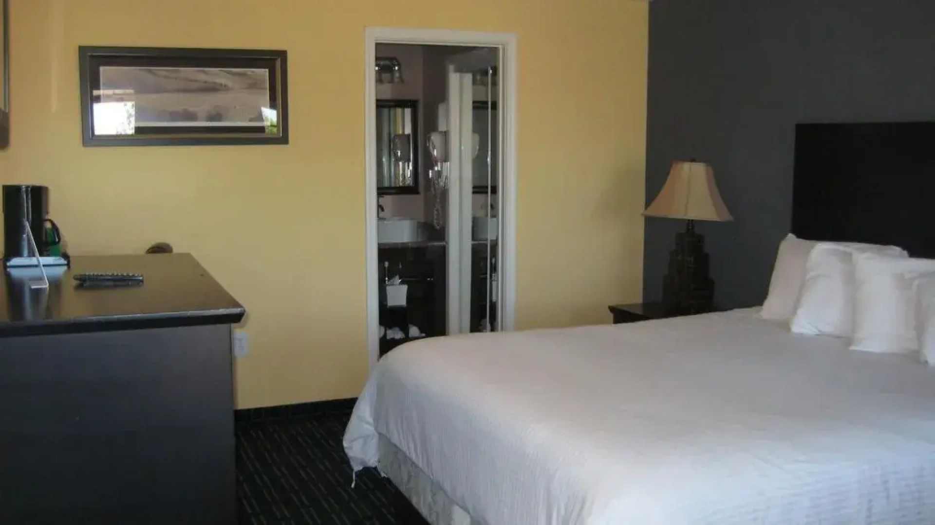 Solaire Inn & Suites