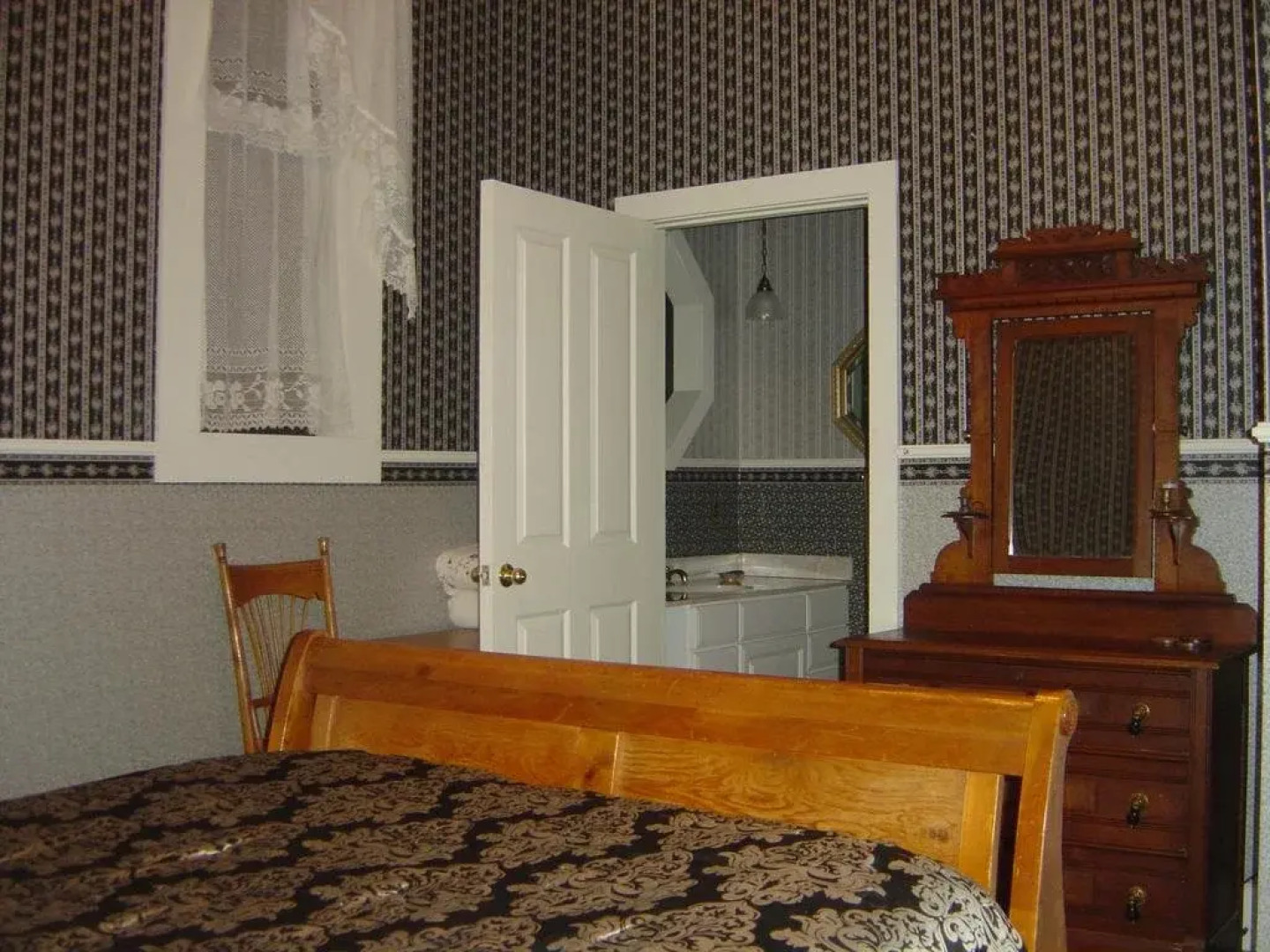 The Mine Shaft Inn Hotel & Hostel