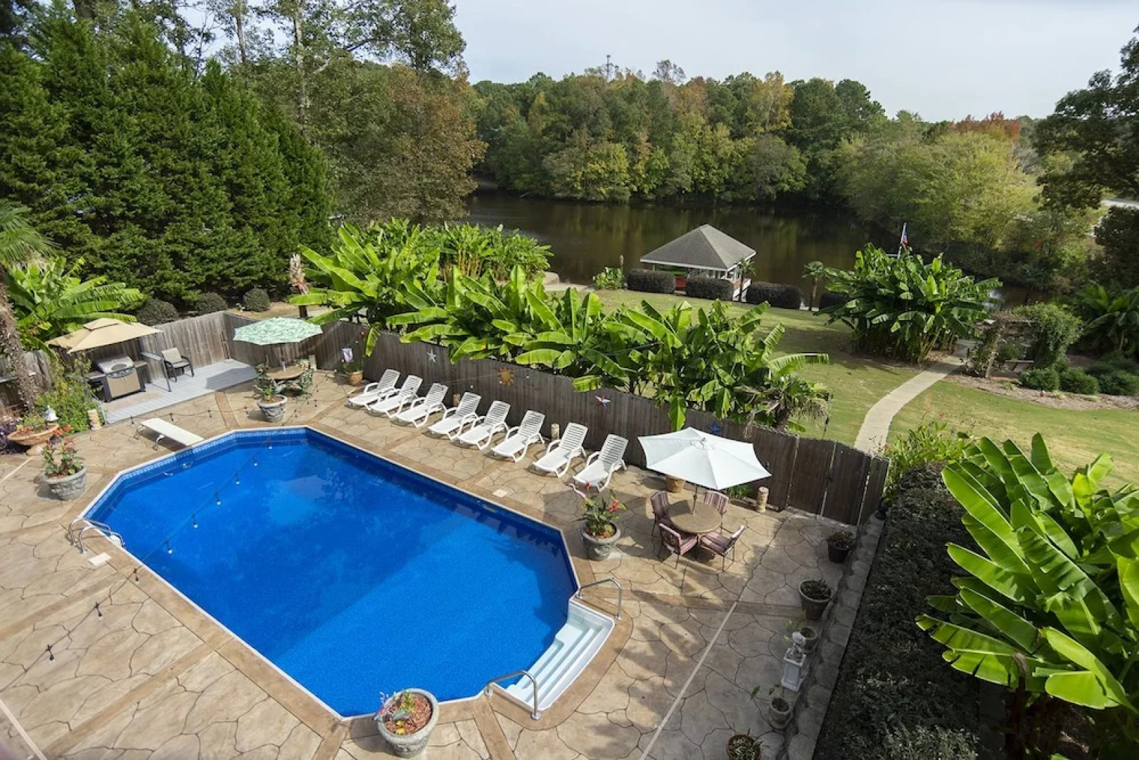 The Lakeside Resort