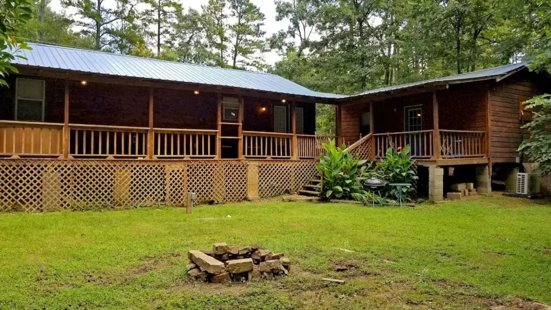Wild Blue Yonder Cabin With Extra Studio Room, Hot Tub, Fire Pit in the Back Yard by Redawning