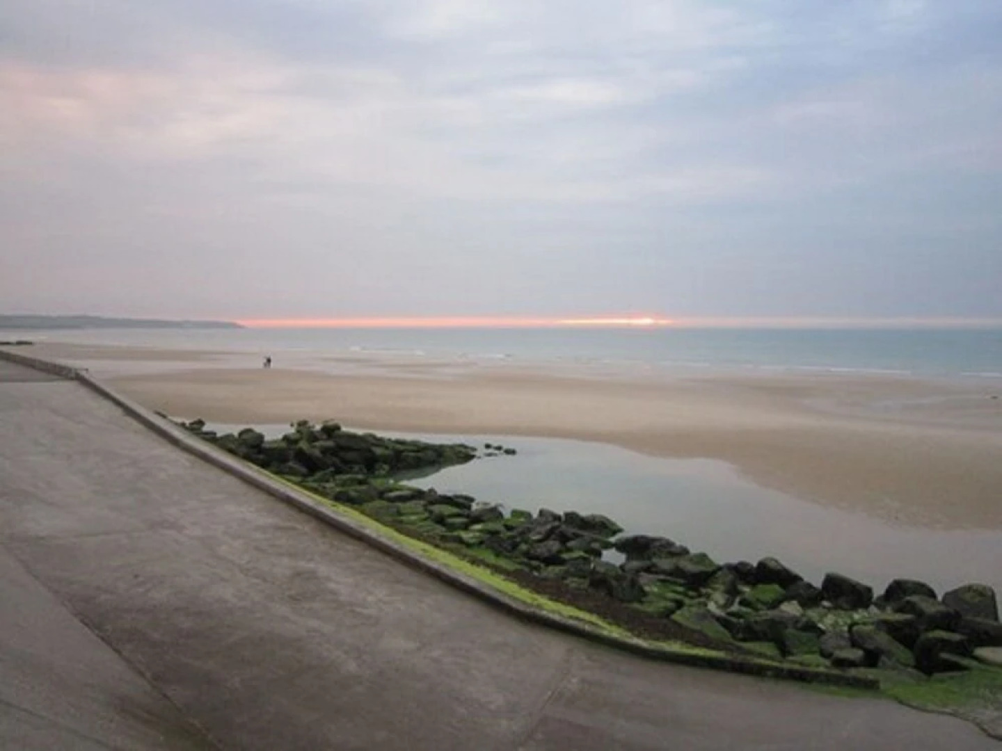 Stunning Holiday Home in Escalles near Sea