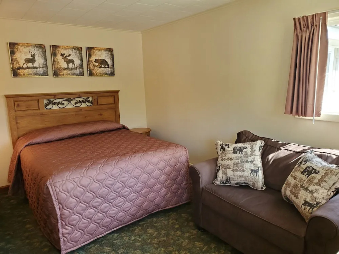 Riverbank Motel and Cabins