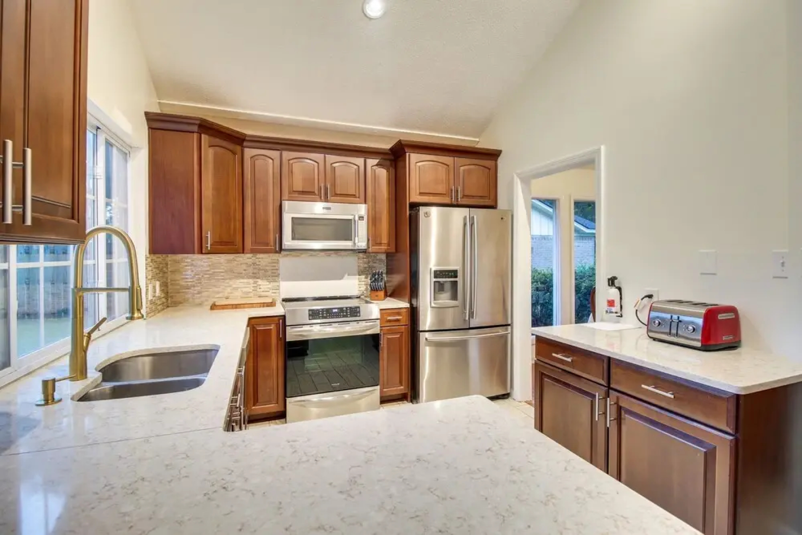Chic Georgia Abode w/ Lounge Living: Near Beaches!