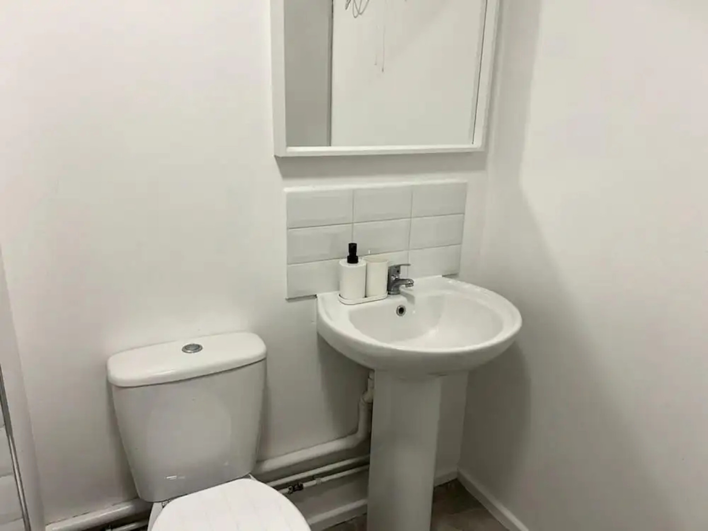 Essex 2 Bed Flat Near Station With Free Parking