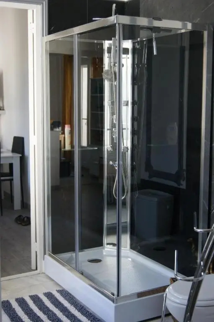 appartement individuelle refais a neuf,ds maison de maître,6 couchages dont un lit kingsize,cuisine avec lave vaisselle,rue privative pour se garer, accessibilité au jardin