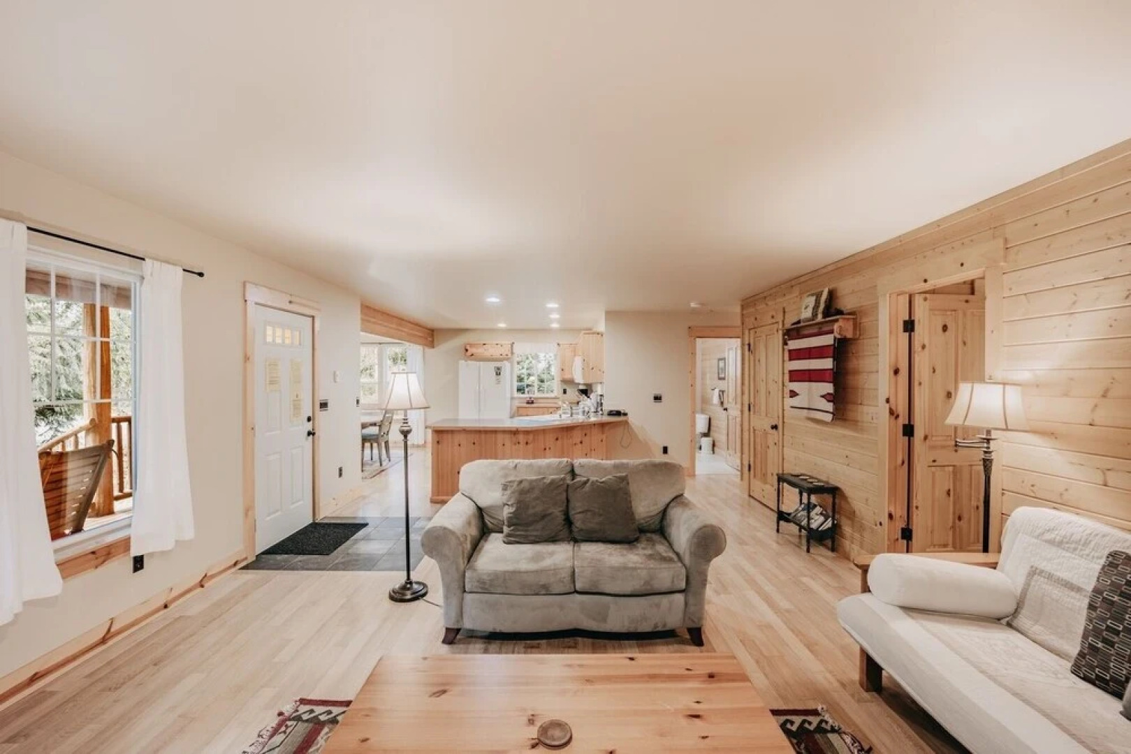 95gs - Hot Tub - Wifi - Pets Ok - Sleeps 4 2 Bedroom Home by RedAwning