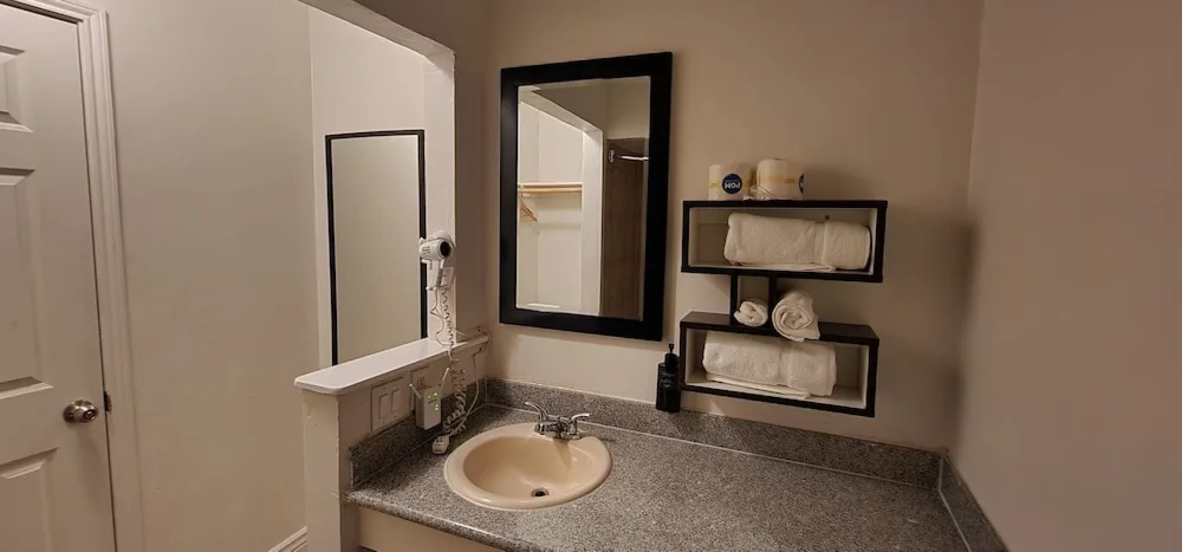 B&J Hotel and Apartment