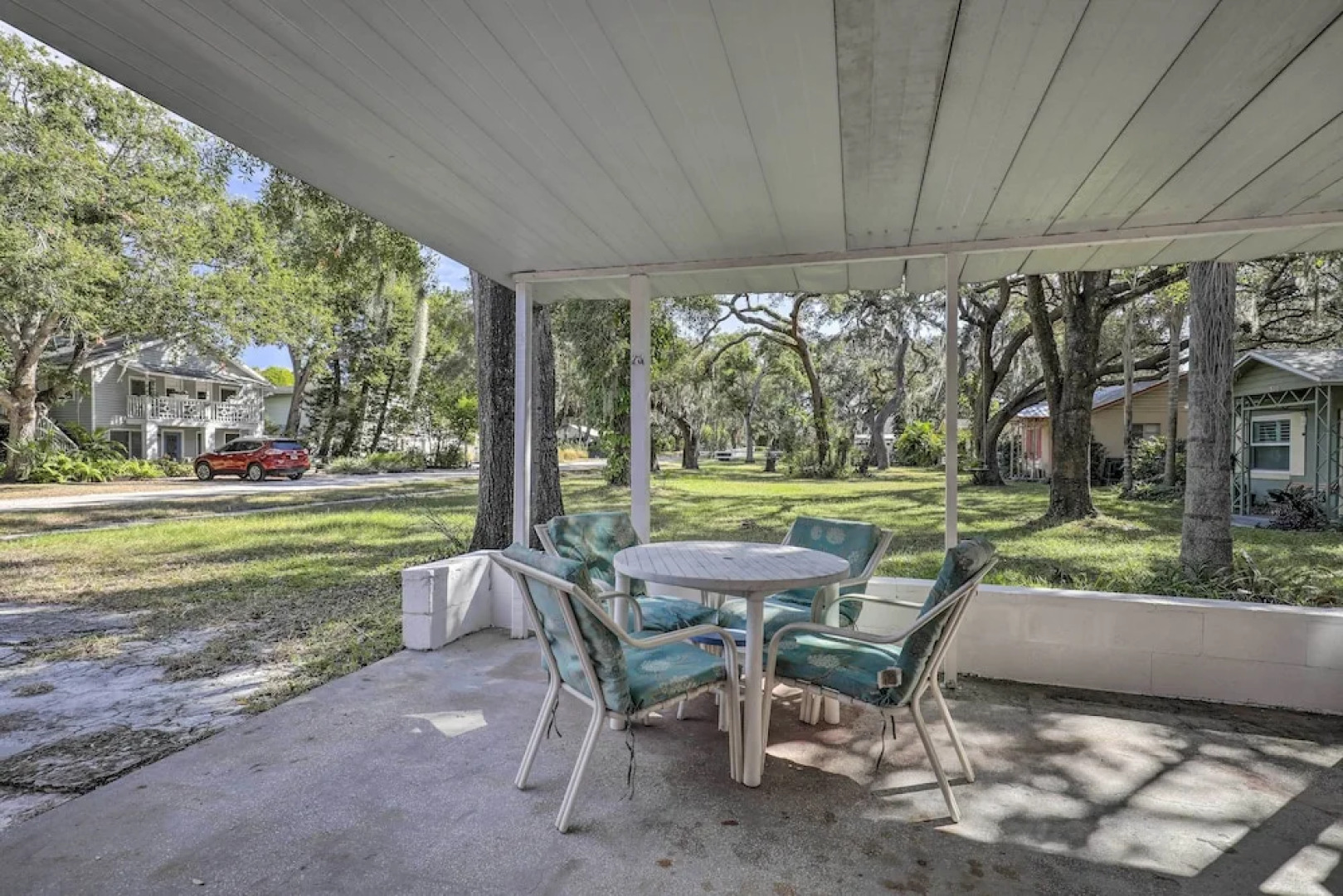 Cozy Crystal Beach Cottage: Walk to Shoreline