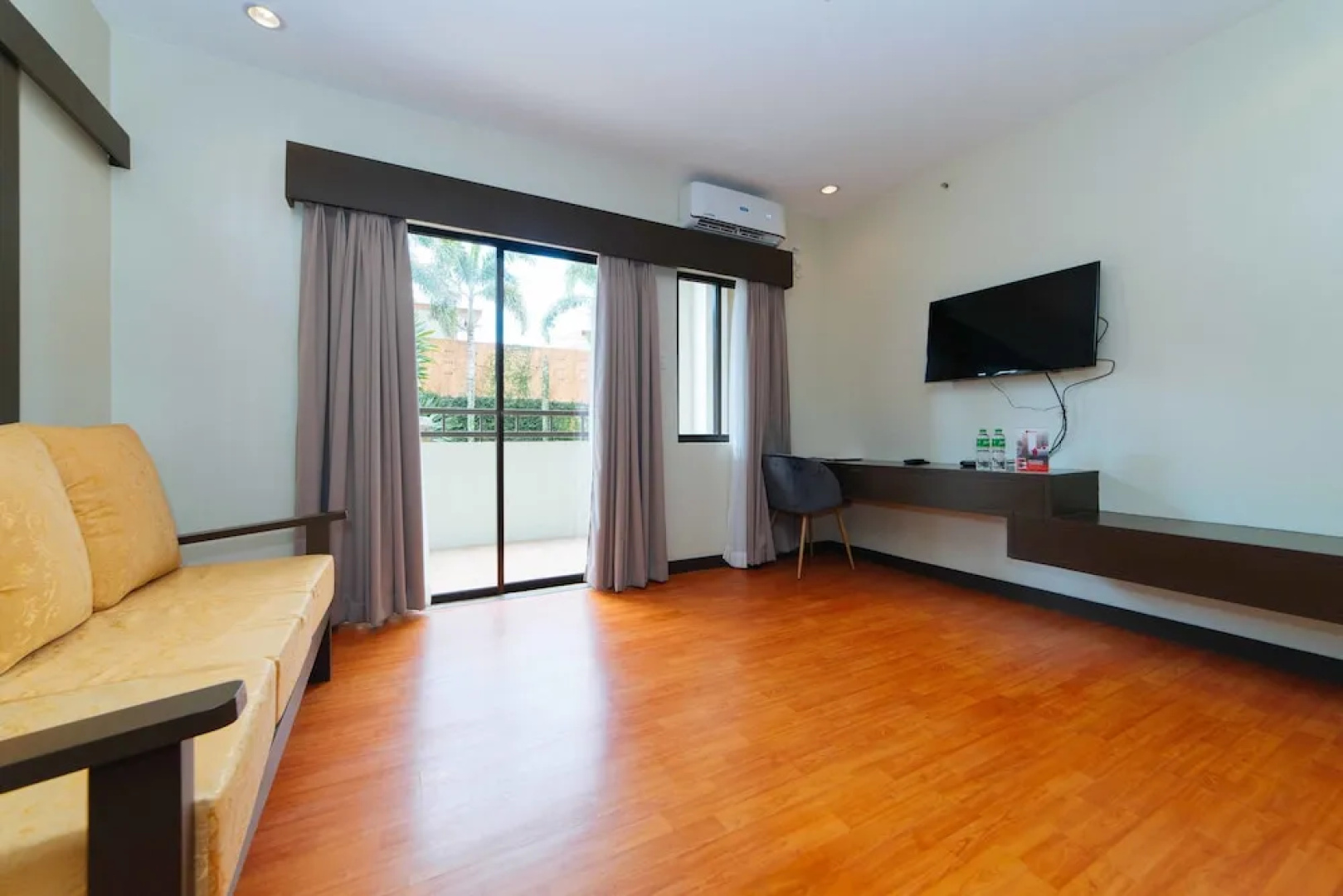 RedDoorz Premium @ Sta Rosa Tagaytay Road