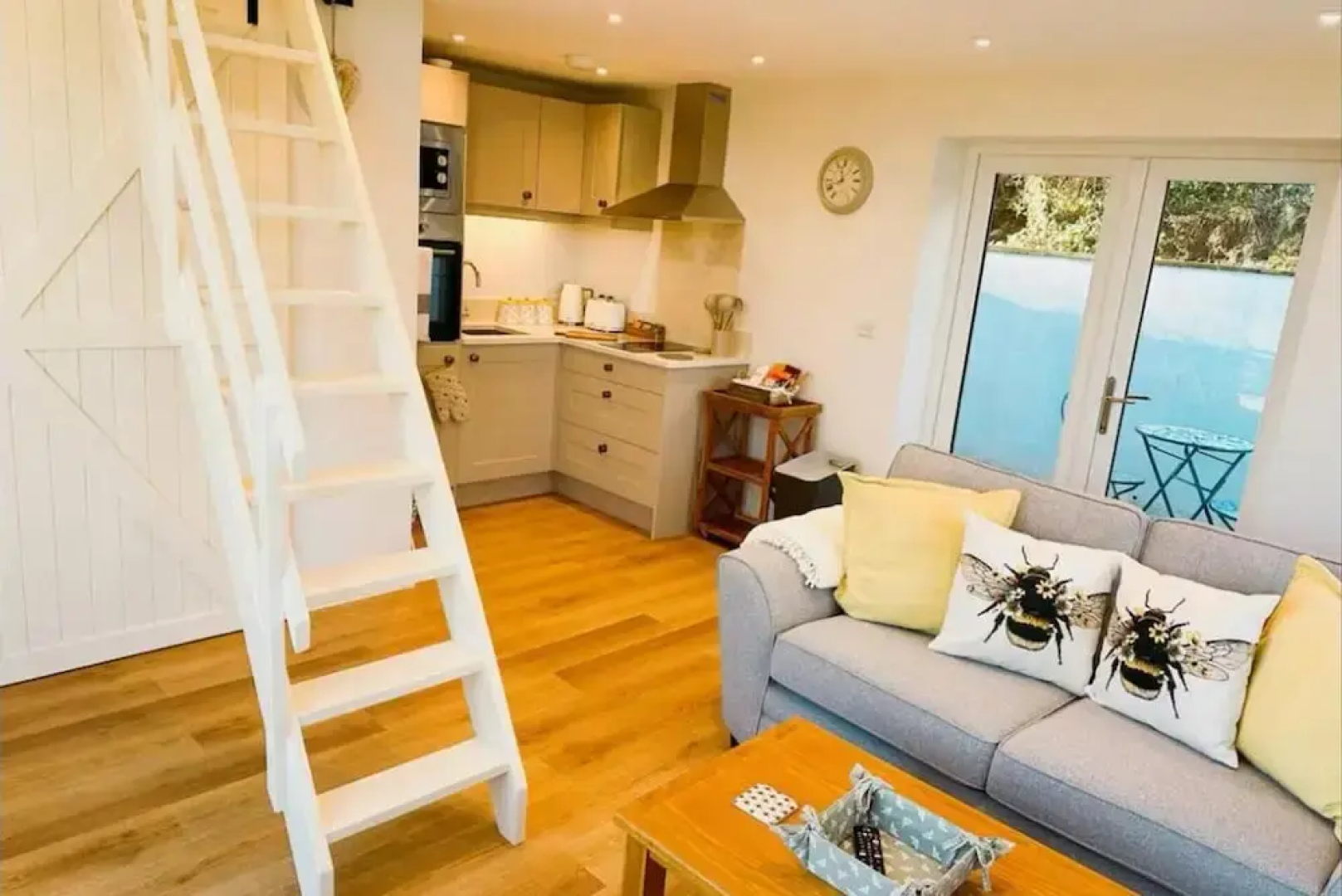 Honey Bee Cottage, Tiny House, Welshpool