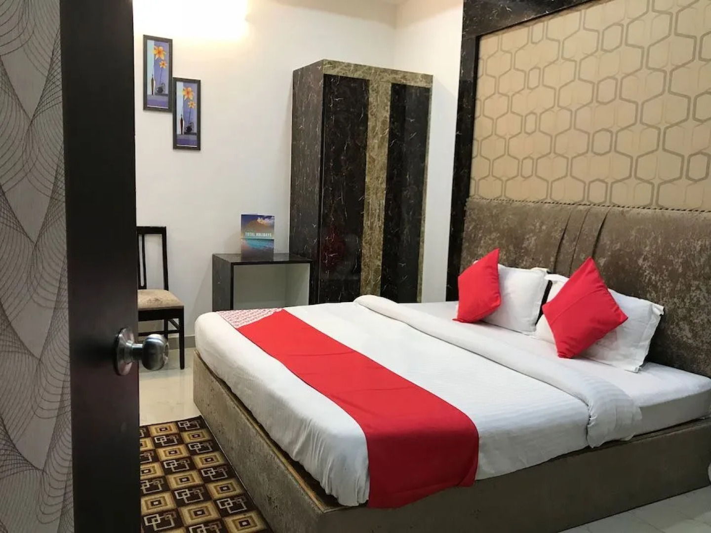 OYO 15771 4 Season Hotel