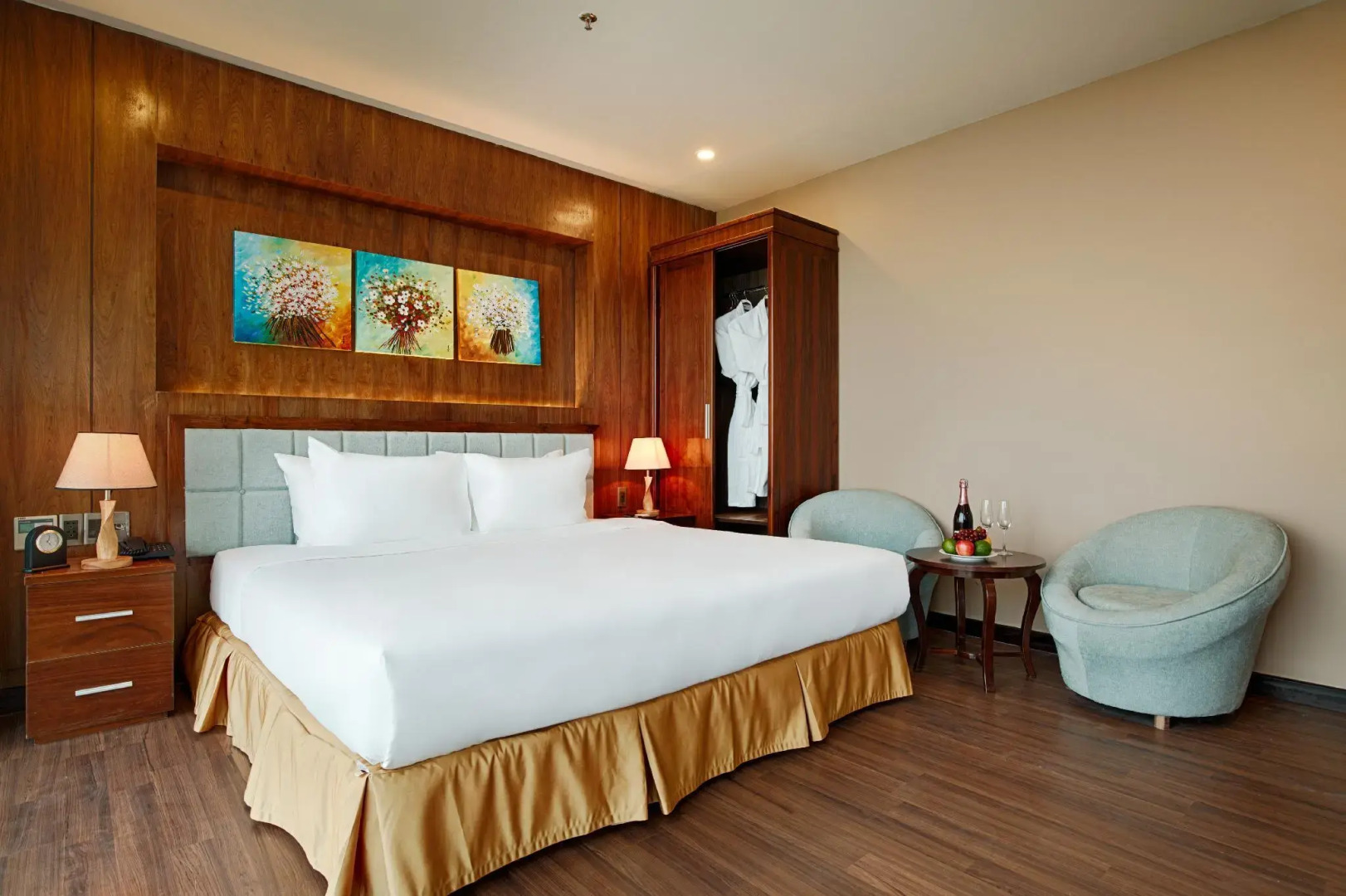 Yarra Ocean Suites Danang