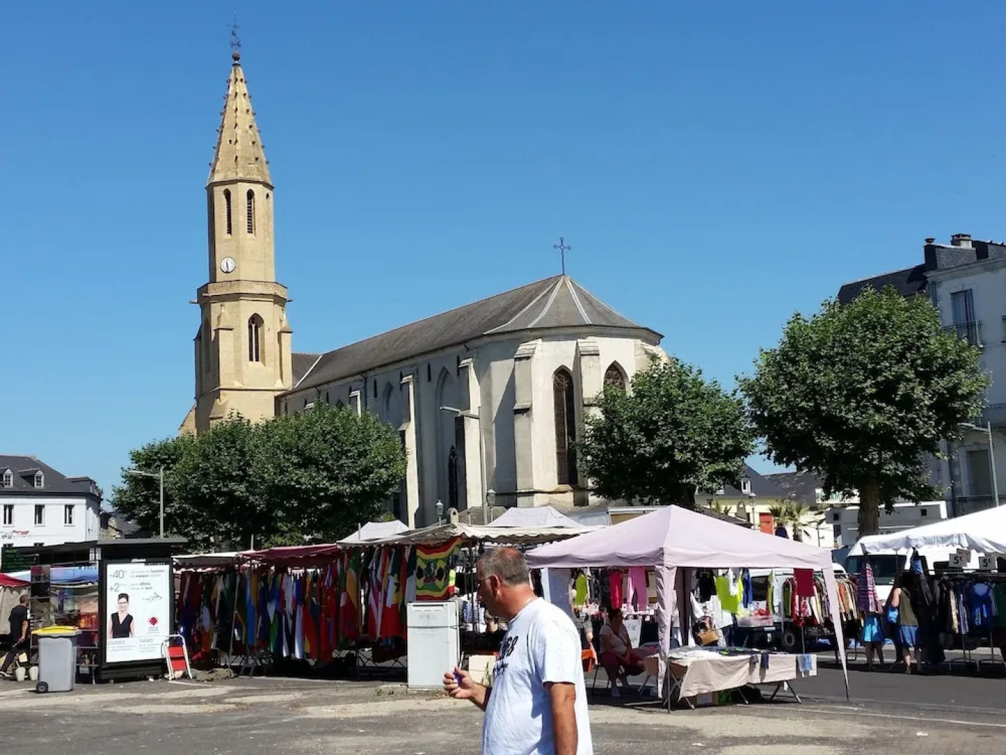 Luxurious Villa in Cazaubon with Swimming Pool