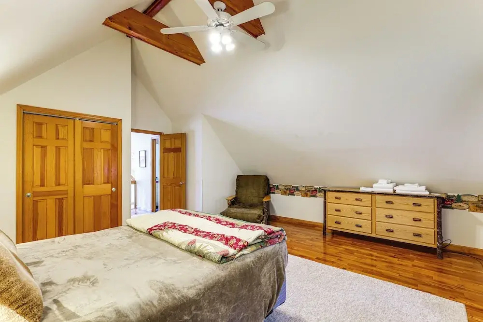 'sweet Serenity' Schroon Lake Family Retreat!