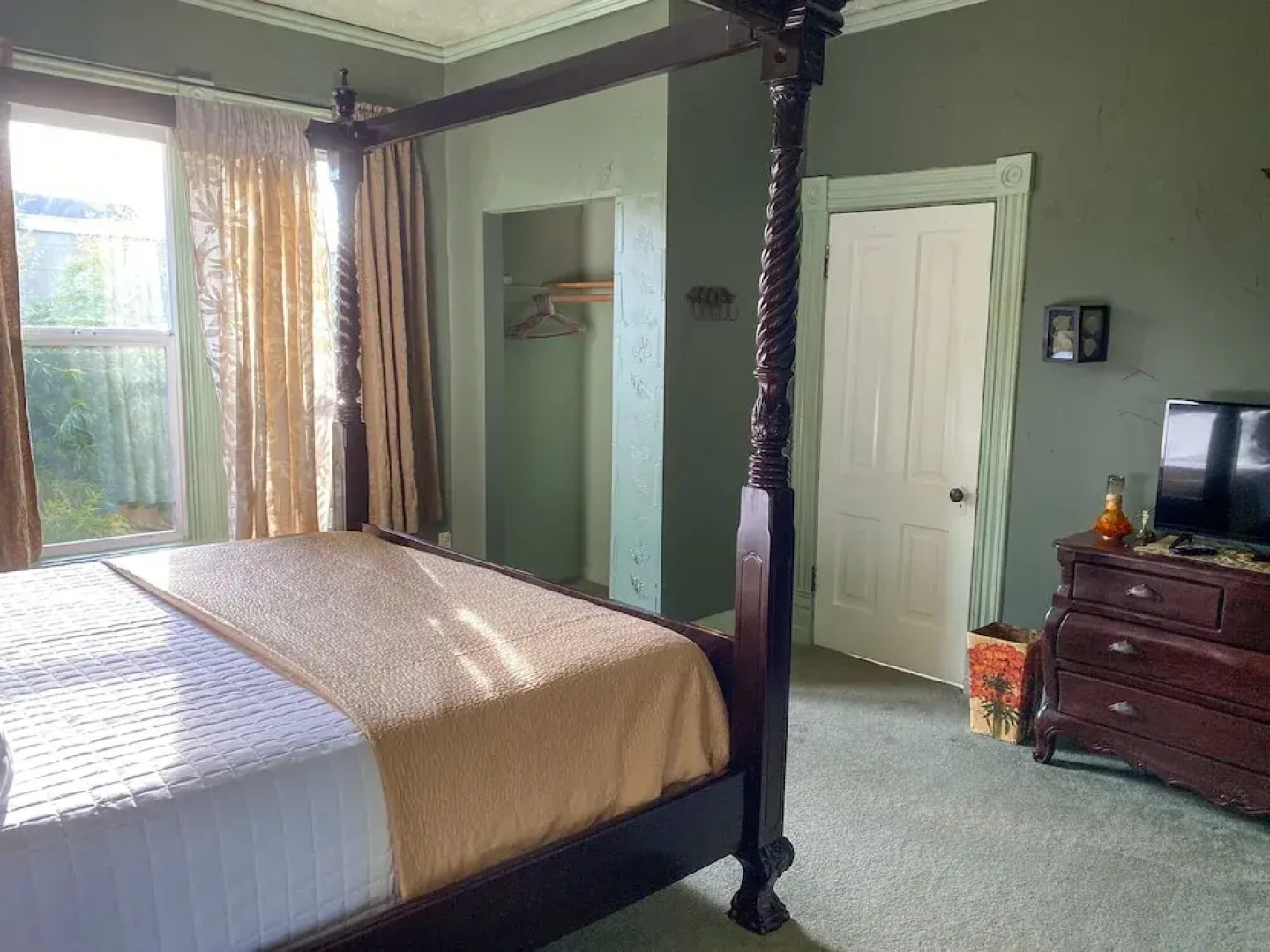 Upstairs at Thevictorian - Lush Walkable and Dog-friendly Retreat - Steps From Downtown Bellingham