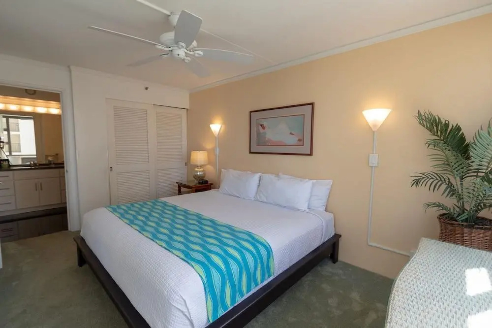 Waikiki Banyan - Partial Ocean View Tower 2 Suite 1204