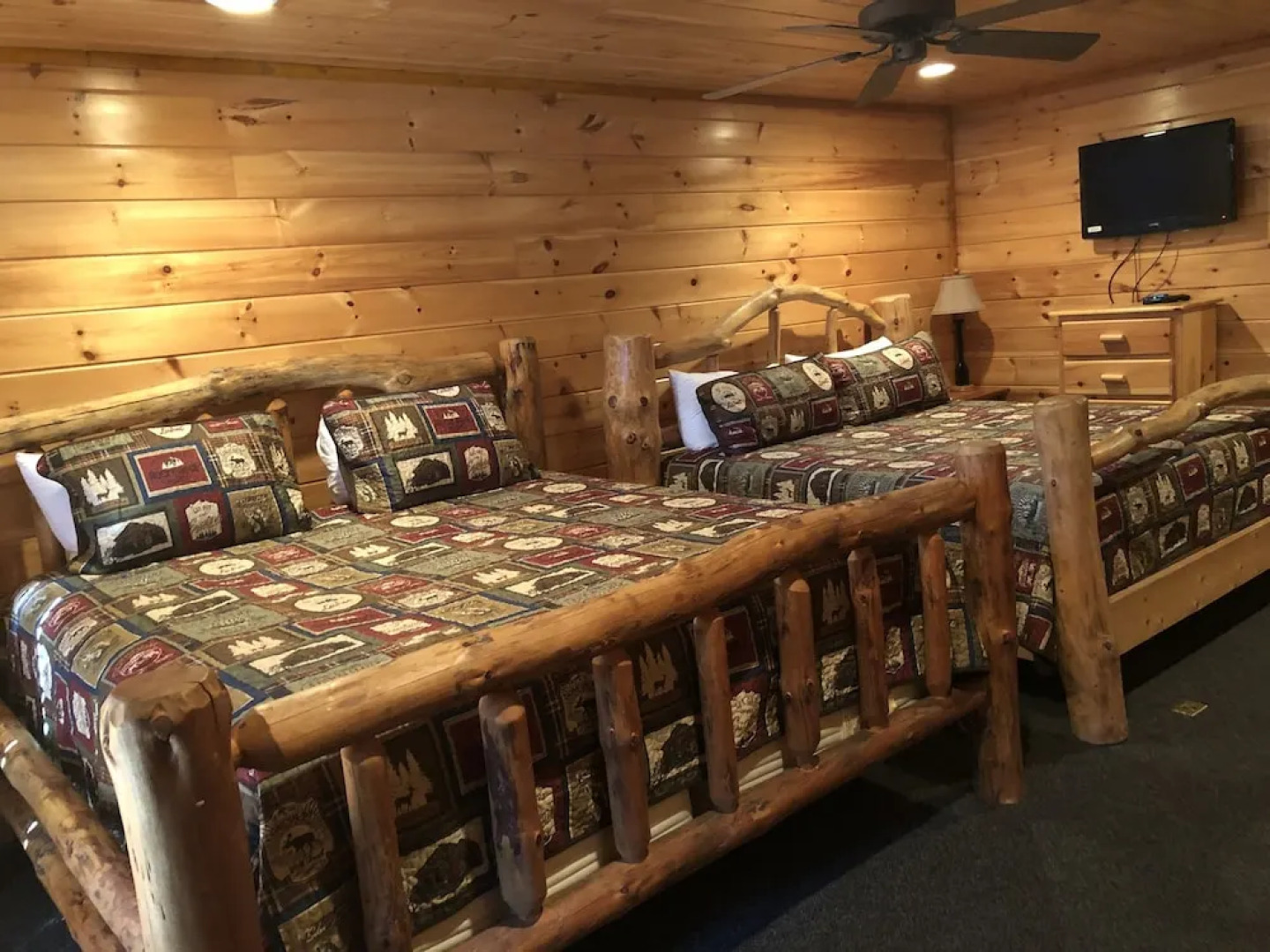 Mountain Movie Inn - Six Bedroom Cabin