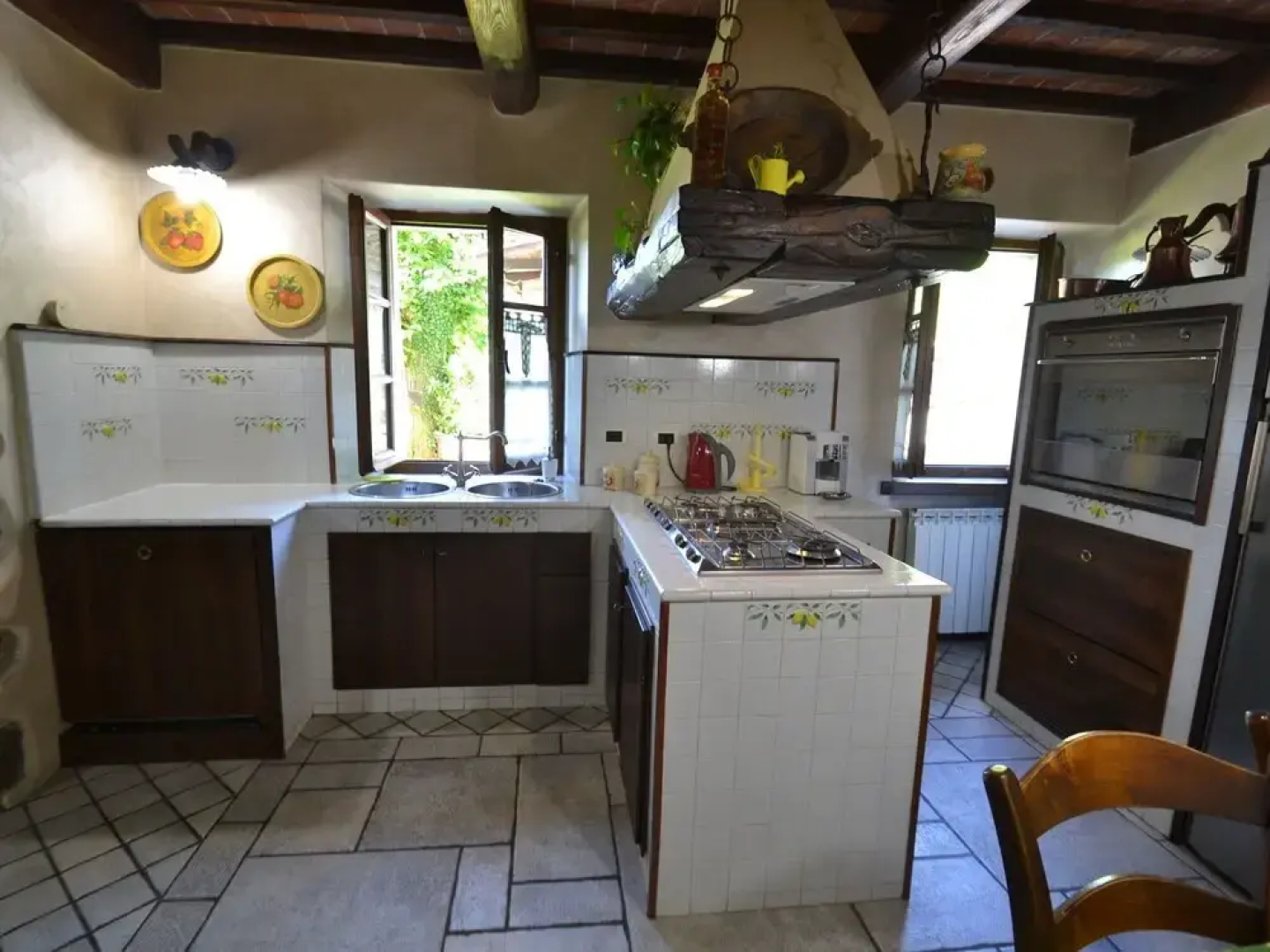 Lovely Farmhouse in Castiglione di Garfagnana with Hot Tub
