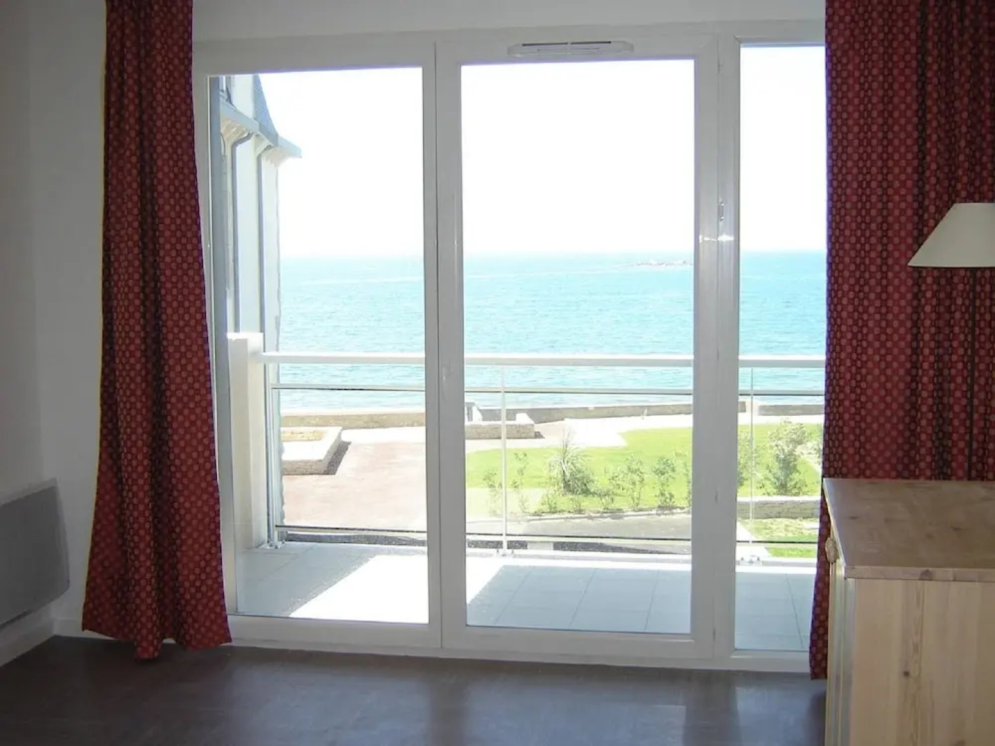 Cozy Apartment at the Beach, Along a Stunning Rocky Shore
