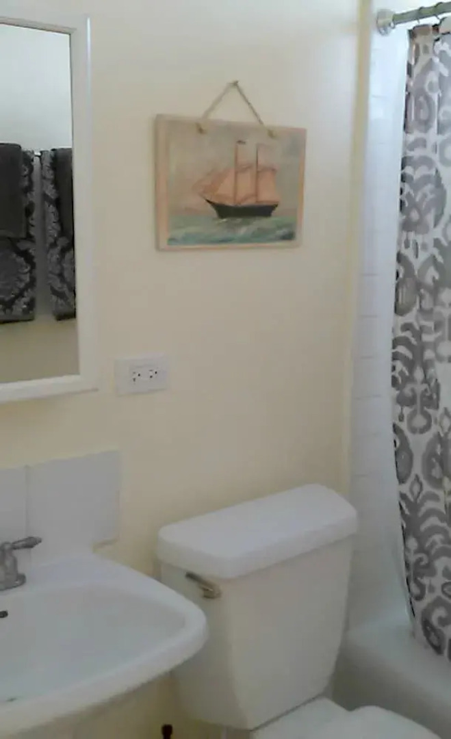 Renovated one bedroom 2 min to the beach