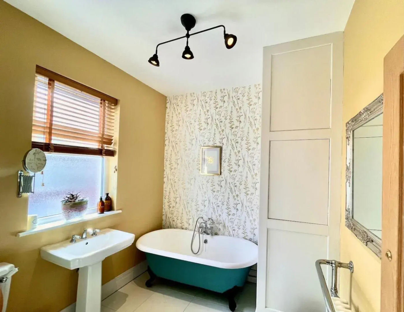 LUXURY Coastal 4 Bed FAMILY Home In Whitley Bay - 5 Mins To The Beach - Sleeps 9