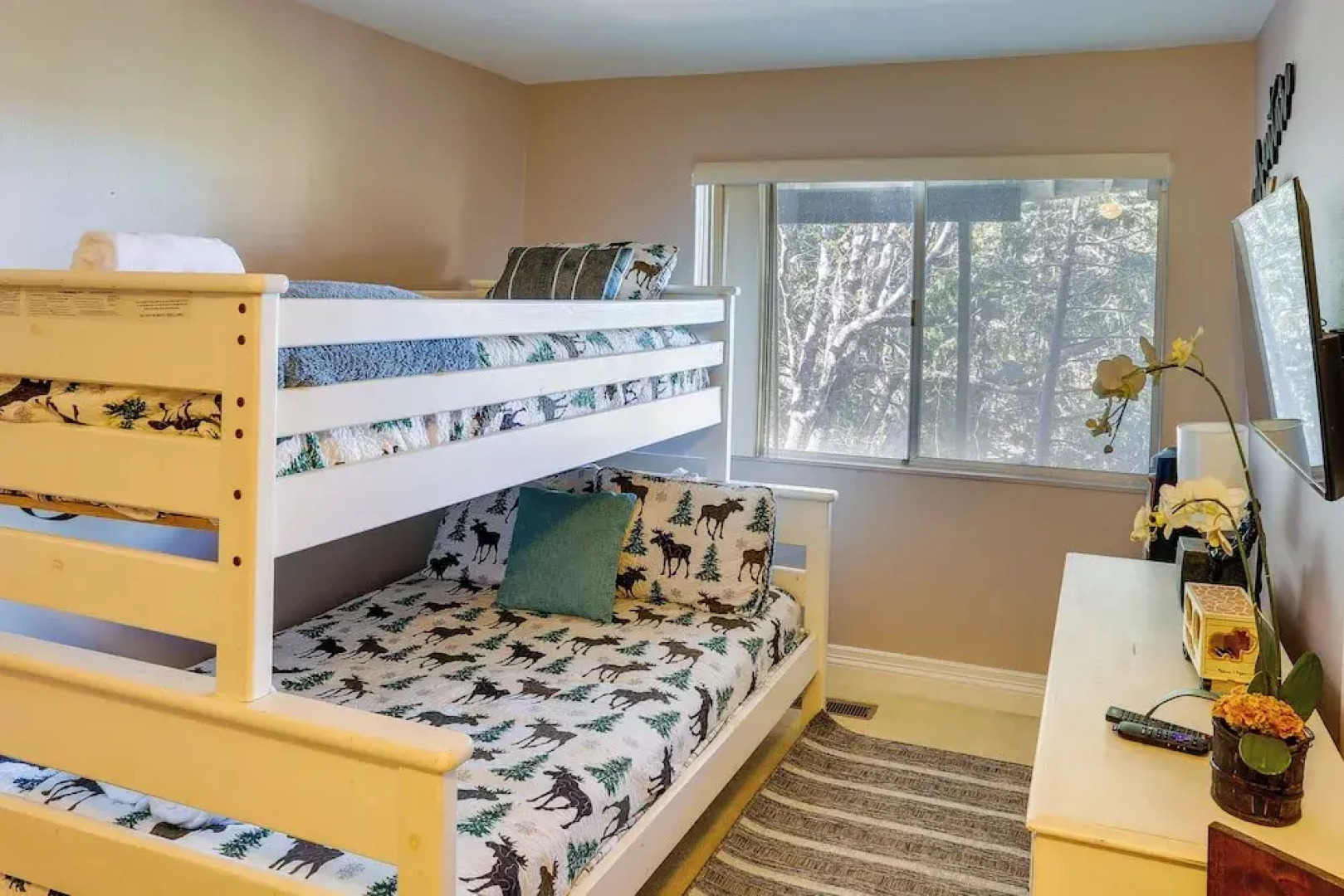 Spacious Crestline Retreat: 1 Mi to Lake Gregory