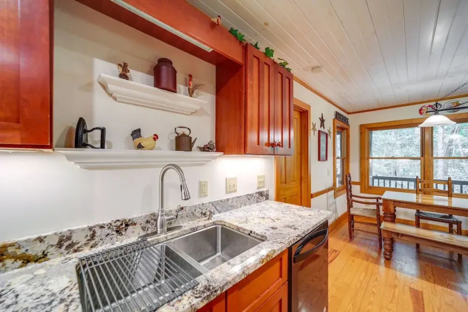 Creekside Family Retreat by Waterfalls & Hiking!