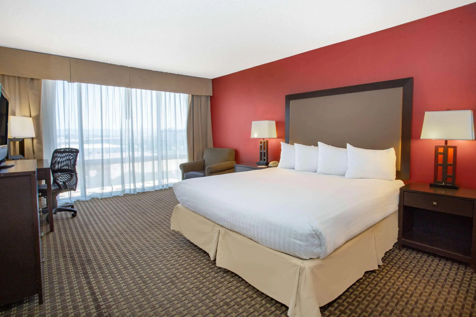 Holiday Inn Express & Suites Phoenix Midtown by IHG