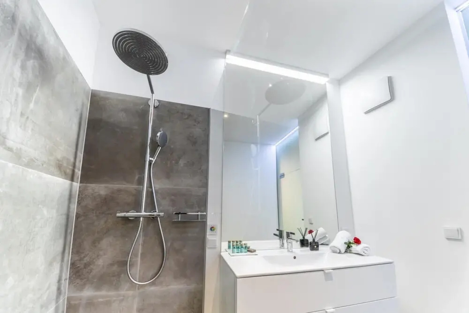 Deluxe Apartment Art Collection With King Bed and Air Conditioning