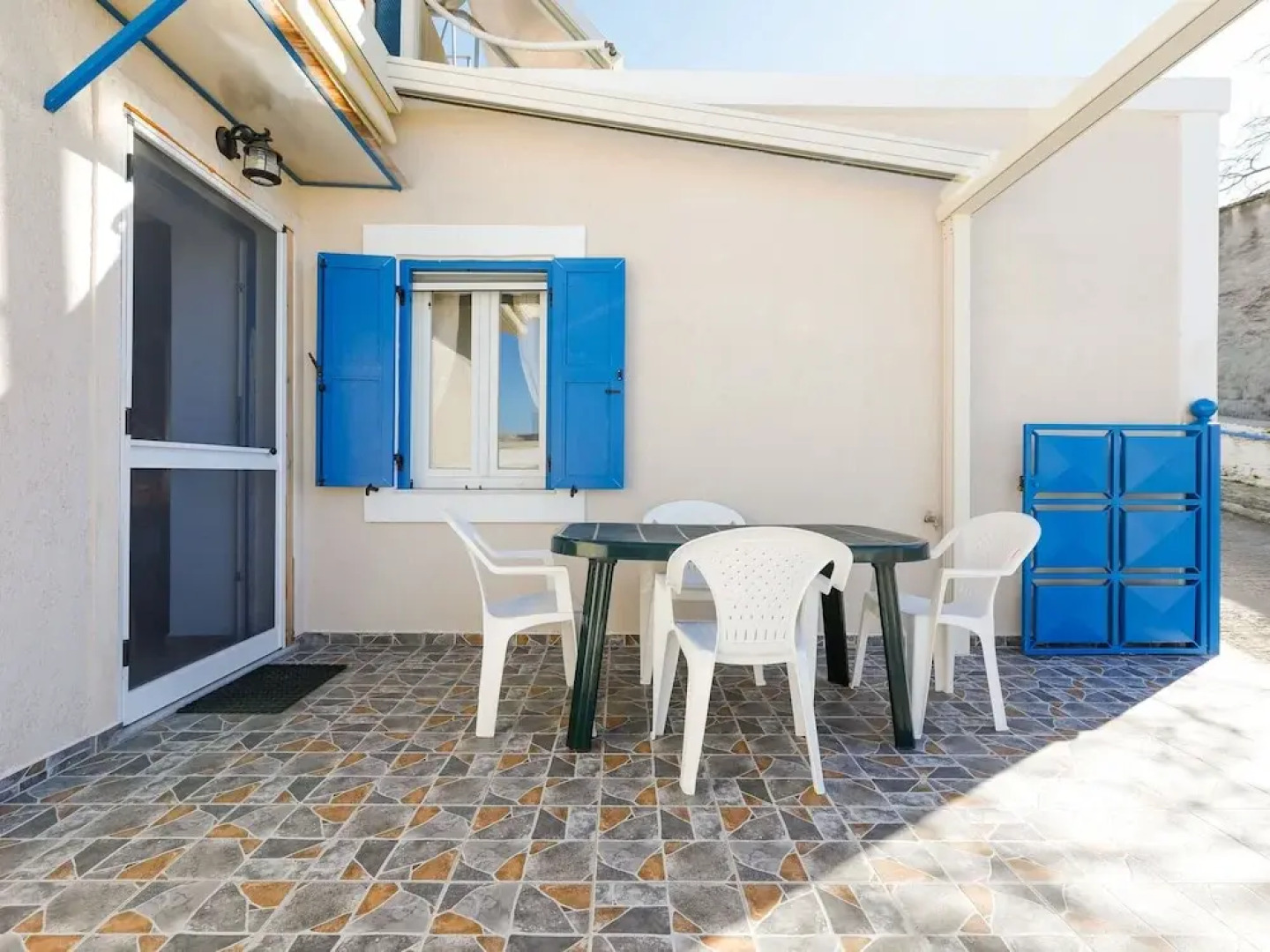 Simplistic Holiday Home in Oinousses with Balcony