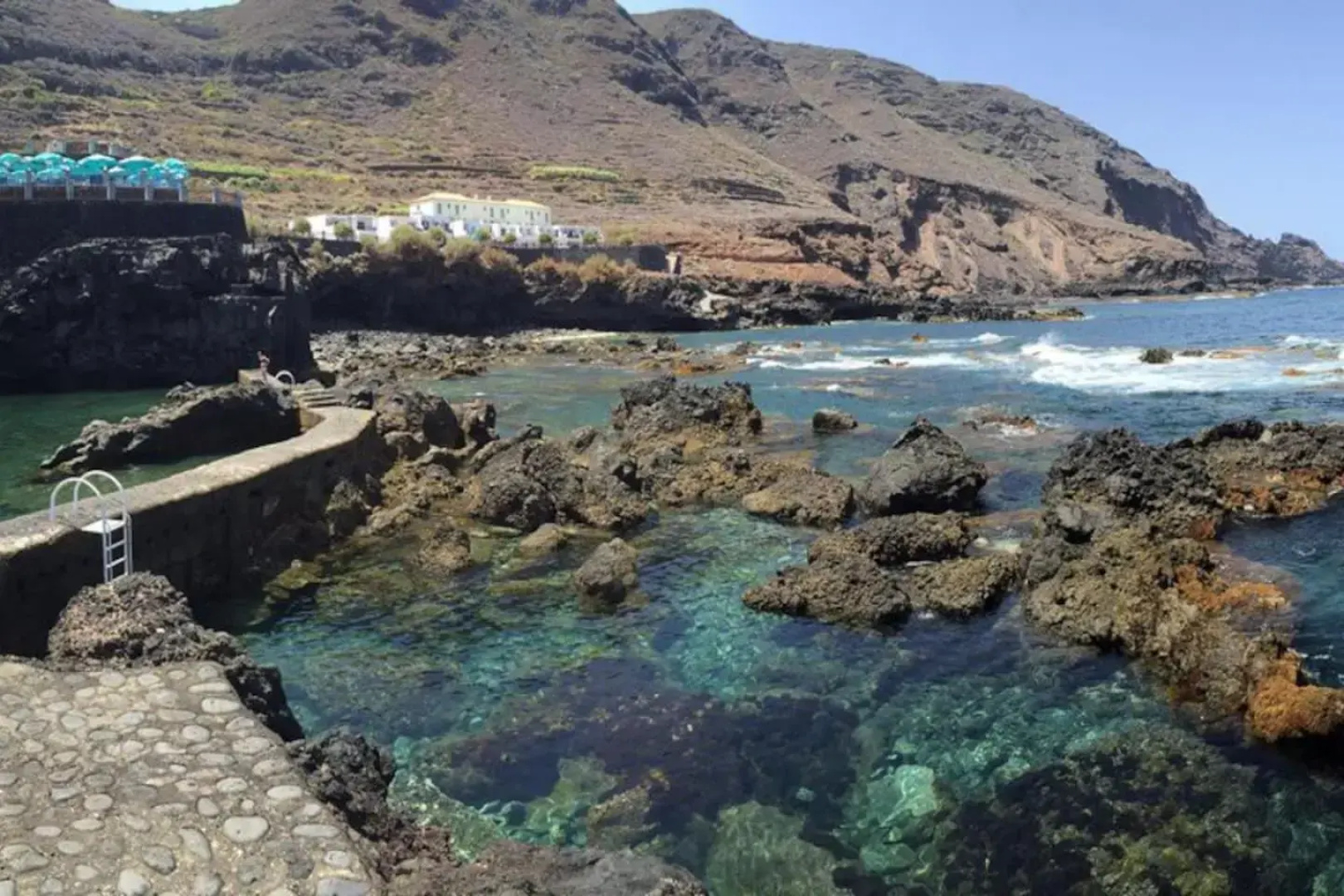 Primera línea en piscinas naturales.