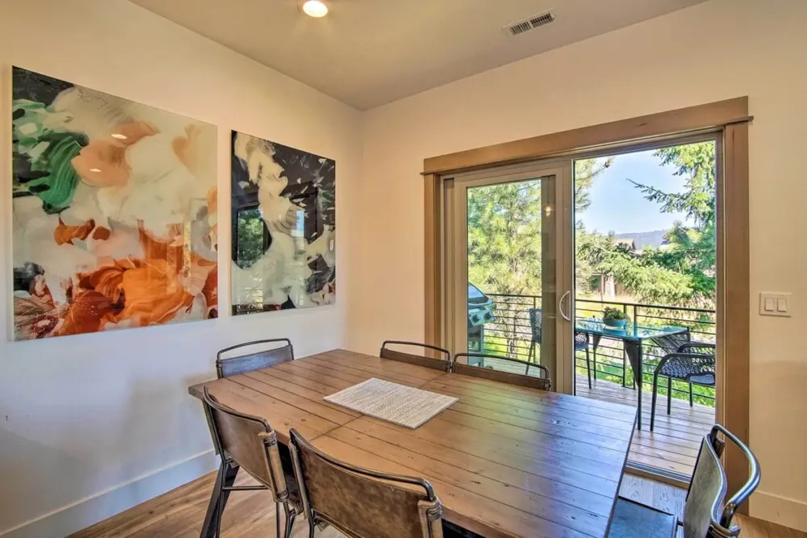 Charming Cle Elum Townhome w/ Balcony & Views